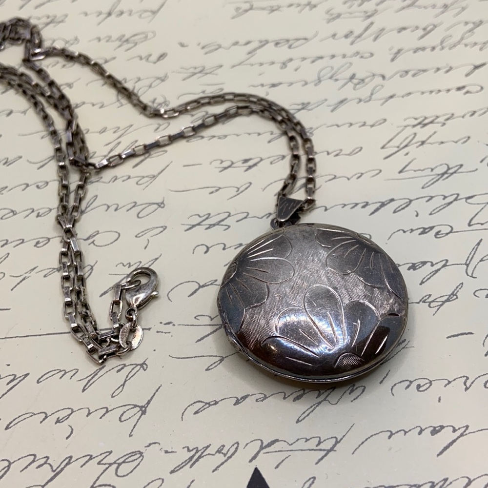 Vintage Solid Thai Silver Locket Necklacke